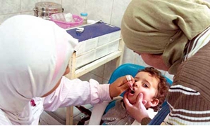 ممرضات فى حملة لتطعيم الأطفال
