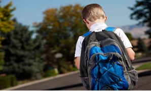 طفل يحمل حقيبة مدرسية