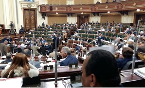 النواب يغادرون قاعة البرلمان