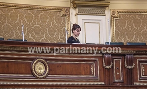 دينا عبد العزيز تجلس بمفردها فى شرفة المجلس
