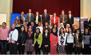 ستيفن بيكروفت السفير الأمريكى لدى مصر مع الطلاب الفائزين