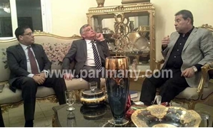 توفيق عكاشة اثناء لقائه مع السفير الإسرائيلى 