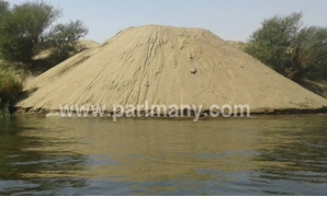 تعديات بالردم على مياه النيل