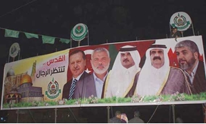 حماس تزيل صور مرسى وأردوغان وحسن البنا من شوارعها