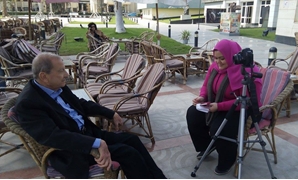 الدكتور محمد أبو الغار مع المخرجة أسماء نور أثناء تصوير الفيلم