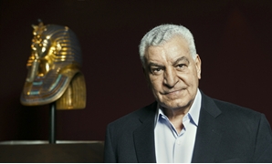 الدكتور زاهى حواس عالم المصريات