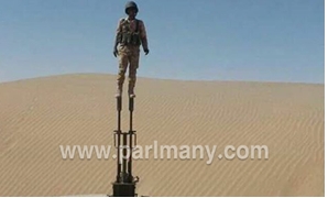 جندى يحتفل واقفًا فوق مدفع الإرهاب