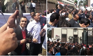 حملة الماجستير يتظاهرون أمام البرلمان بالأطباق وأعلام مصر 