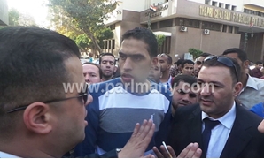 عاصم مرشد خلال لقائه بحملة الماجستير المتظاهرين