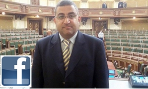 ياسر القاضى وزير الاتصالات وتكنولوجيا المعلومات و شعار فيس بوك