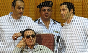 الرئيس الأسبق حسنى مبارك ونجلاه