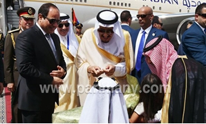 الملك سلمان أثناء وصوله القاهرة