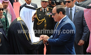 الملك سلمان بن عبد العزيز آل سعود والرئيس السيسى فى المطار