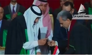 الملك سلمان بن عبد العزيز آل سعود خلال منحه الدكتوراة الفخرية بجامعة القاهرة