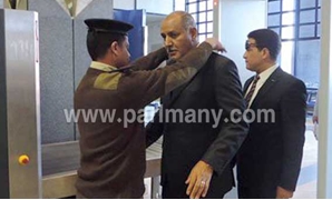 مدير الأمن يخضع للتفتيش بالمطار خلال تفقد وحدات الشرطة