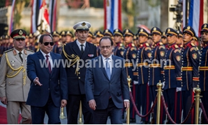 الرئيس الفرنسى فرانسوا هولاند أثناء وصوله مطار القاهرة الدولى 