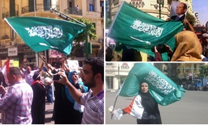  مواطنون يرفعون علم السعودية بوسط القاهرة