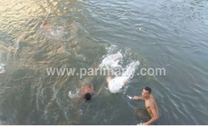 سباحة الأطفال بترعة القاصد بطنطا خلال احتفالات شم النسيم
