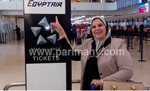 مايسة عطوة بجانب لافتة مصر للطيران
