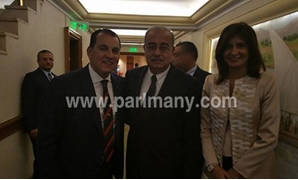  حاتم باشات مع رئيس الوزراء ووزيرة الهجرة
