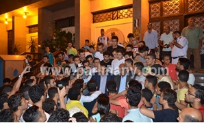 اللواء ياسين طاهر محافظ الإسماعيلية مع الطلاب المتظاهرين
