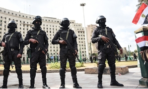 أفراد شرطة فى ميدان التحرير وأجواء احتفال