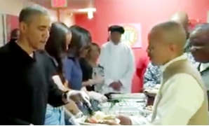 أوباما يقدم طعام الإفطار للمسلمين