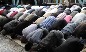 مجموعة للمسلمين فى صلاة جماعة