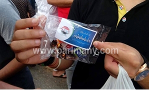 مستقبل وطن بورسعيد يوزع الحلوى على الأطفال
