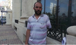 المواطن ياسر عادل بعد فقد ذراعه
