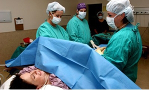 امرأة حامل فى غرفة عمليات

