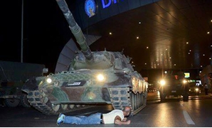 دبابات الجيش فى شوارع تركيا
