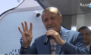 أردوغان يرفع إشارة "رابعة"