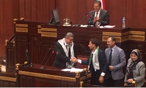 فلسطينيون يهدون أمين عام البرلمان