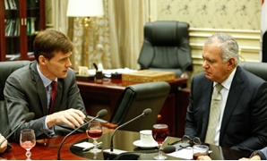  جانب من لقاء جون كاسن السفير البريطانى مع لجنة العلاقات الخارجية
