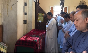 سعد الجمال يؤم المصلين فى جنازة شقيقته