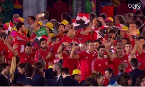 لاعب مصرى يرفع العلم السعودى فى حفل الافتتاح