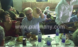زعيم الأغلبية بالبرلمان الإيطالى فى مطعم شعبى بالقاهرة
