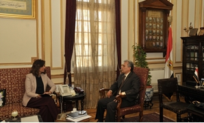 السفيرة نبيلة مكرم والدكتور جابر نصار رئيس جامعة القاهرة