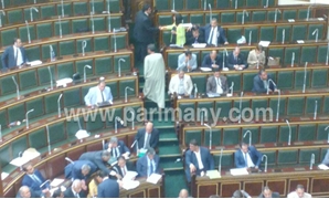 النواب يغادرون قاعة البرلمان
