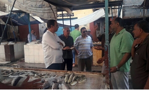 لقاء أشرف عمارة بعدد من تجار الأسماك