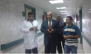 طارق فاروق عضو مجلس النواب أثناء زيارته لمستشفى السويس