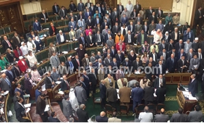 بالصور و الفيديو .. البرلمان يقف دقيقة حداد على ضحايا "مركب رشيد" 