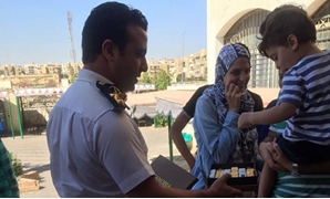  ضابط شرطة يوزع عصائر وحلويات على المواطنين
