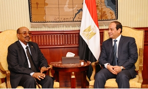 الرئيس عبد الفتاح السيسى وعمر البشير الرئيس السودانى