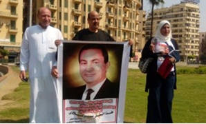 أنصار مبارك يرفعون صورته فى ميدان التحرير
