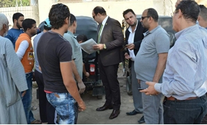 خالد عبد العزيز مع عدد من سائقى التكاتك
