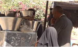  النائب محمد الحسسينى يتناول الإفطار على عربة فول