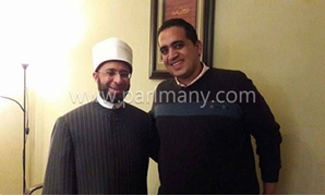 الصحفى محمود العمرى وأسامة الأزهرى وكيل لجنة الشؤون الدينية
