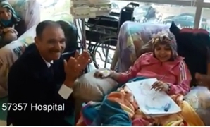 رضا البلتاجى أثناء زيارة مستشفى 57357